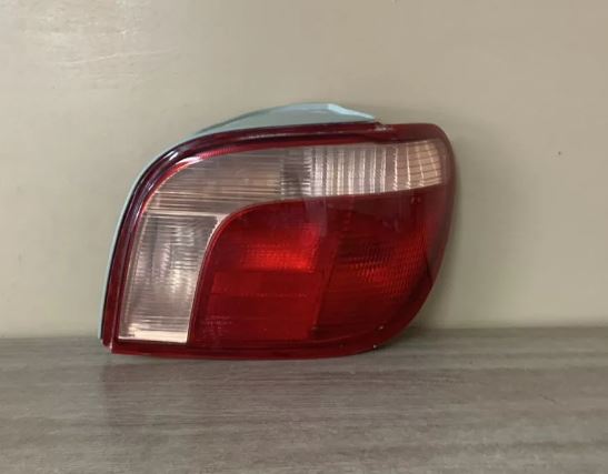 Toyota Yaris 1999-2005 Фонарь внешний правый Yaris 1999-2005 крас-бел 21219C7RUE