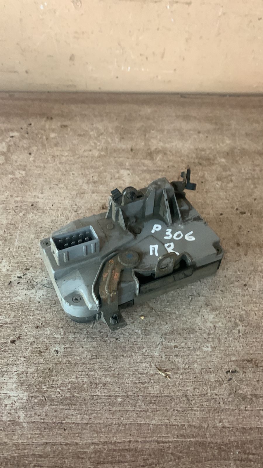 Peugeot 306 (1993-2003) Замок двери передней правой для Peugeot 306 1993-2003 9136J1 9 конт