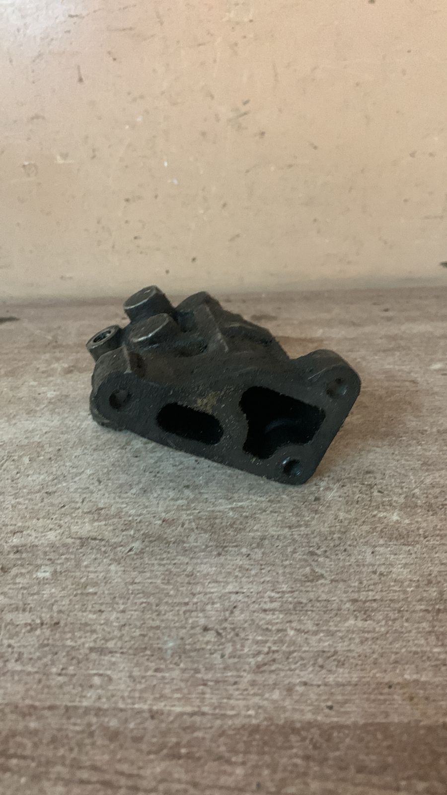 Кронштейн масляного фильтра для Audi 100/44; 80/90 [B3] 1986-1991, Golf II,  (068115417T)