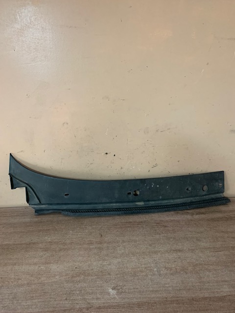 Решетка стеклооч. (планка под лобовое стекло) Volvo 460 1992-199 4;440 1992-1994 (ПРАВАЯ) () 464579