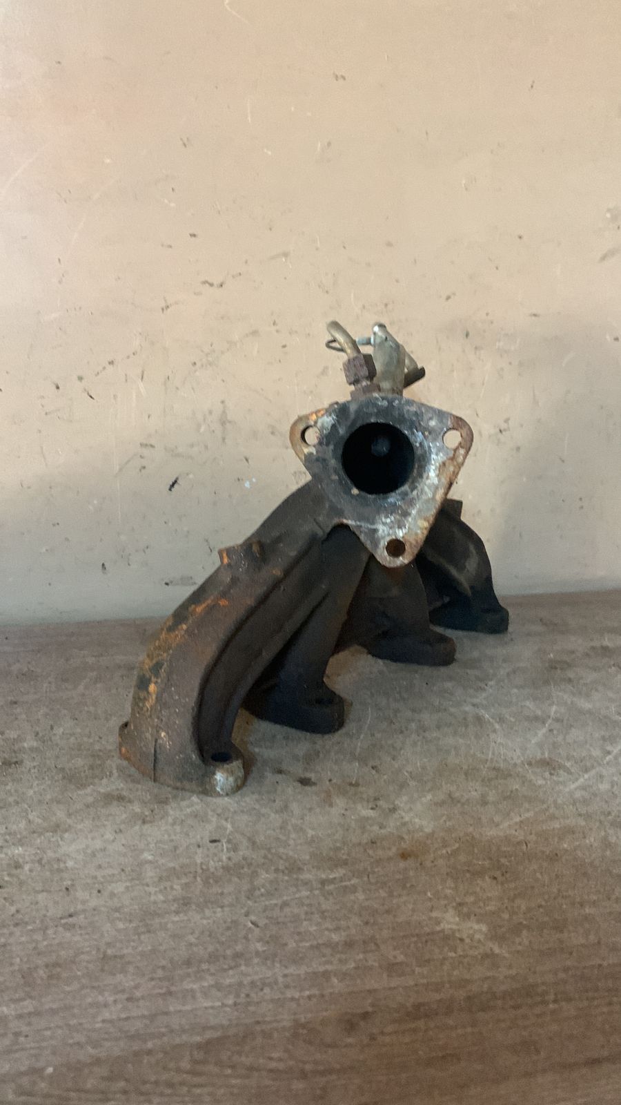 Коллектор выпускной  Audi 80 B4  1,6 PP) 048129591e