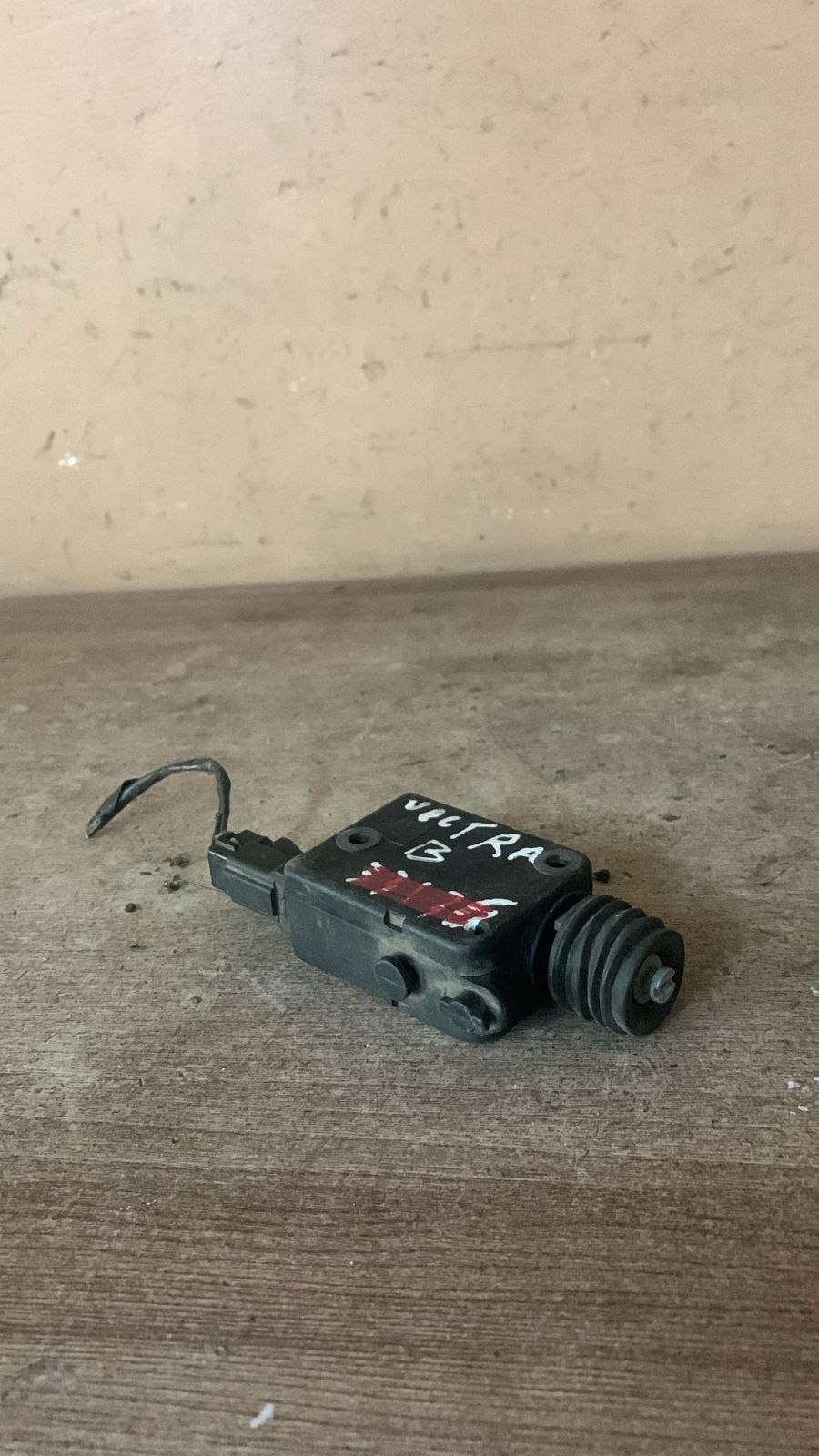 Opel Astra G активатор замка багажника Astra G 1998-2005, Vectra B 1995-1999;Omega B 1994-2003;Zafira (F75) 1999-2005;Vectra B 1999-2002 (;УНИВЕРСАЛ)