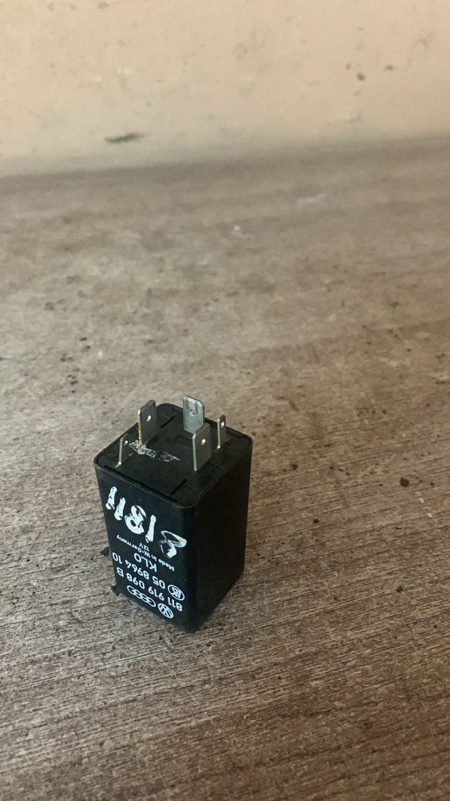Реле Audi 80 / 100 VW Golf II 811919098B   №68 увеличения оборотов в режиме принудительного х. х