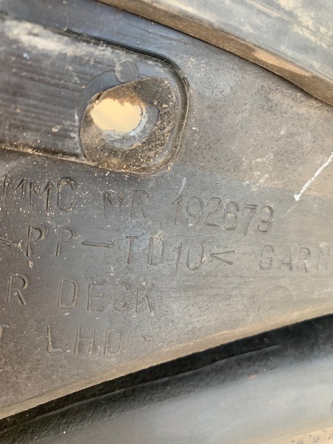 Решетка стеклооч. (планка под лобовое стекло) MITSUBISHI GALANT (EA)  MR192679