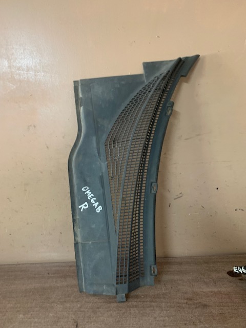 Opel Omega A Решетка стеклооч. (планка под лобовое стекло) Omega B 1994-2003 (ПРАВАЯ 90458290)