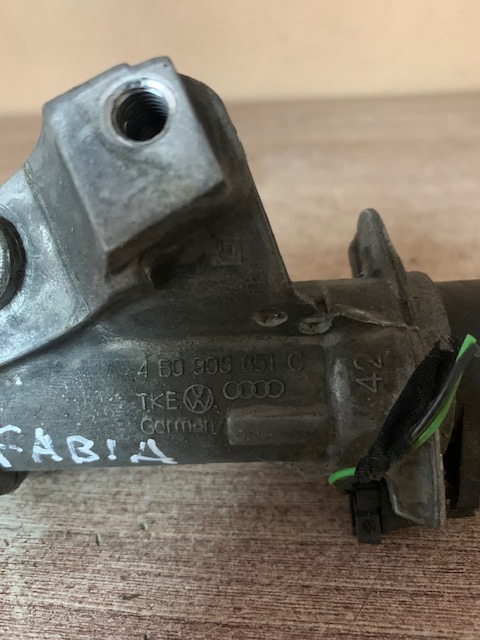 Замок зажигания A6 [C5] 1997-2004;A2 [8Z0] 2000-2005;A3 (8L1) 1996-2003;A4 [B5] 1994-2001;A8 [4D] 1994-1998;TT(8N) 1998-2006;Octavia (A4 1U-) 2000-2011;Leon (1M1) 1999-2006;Toledo II 1999-2006;Octavia 1997-2000 (С КЛЮЧОМ 4B0905851C)