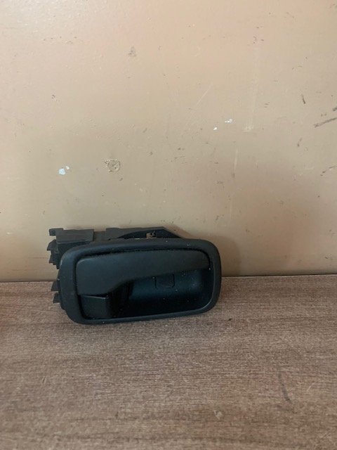 Ручка двери передней внутренняя правая для Mitsubishi Lancer (CS/Classic) 2003-2008  MR627181