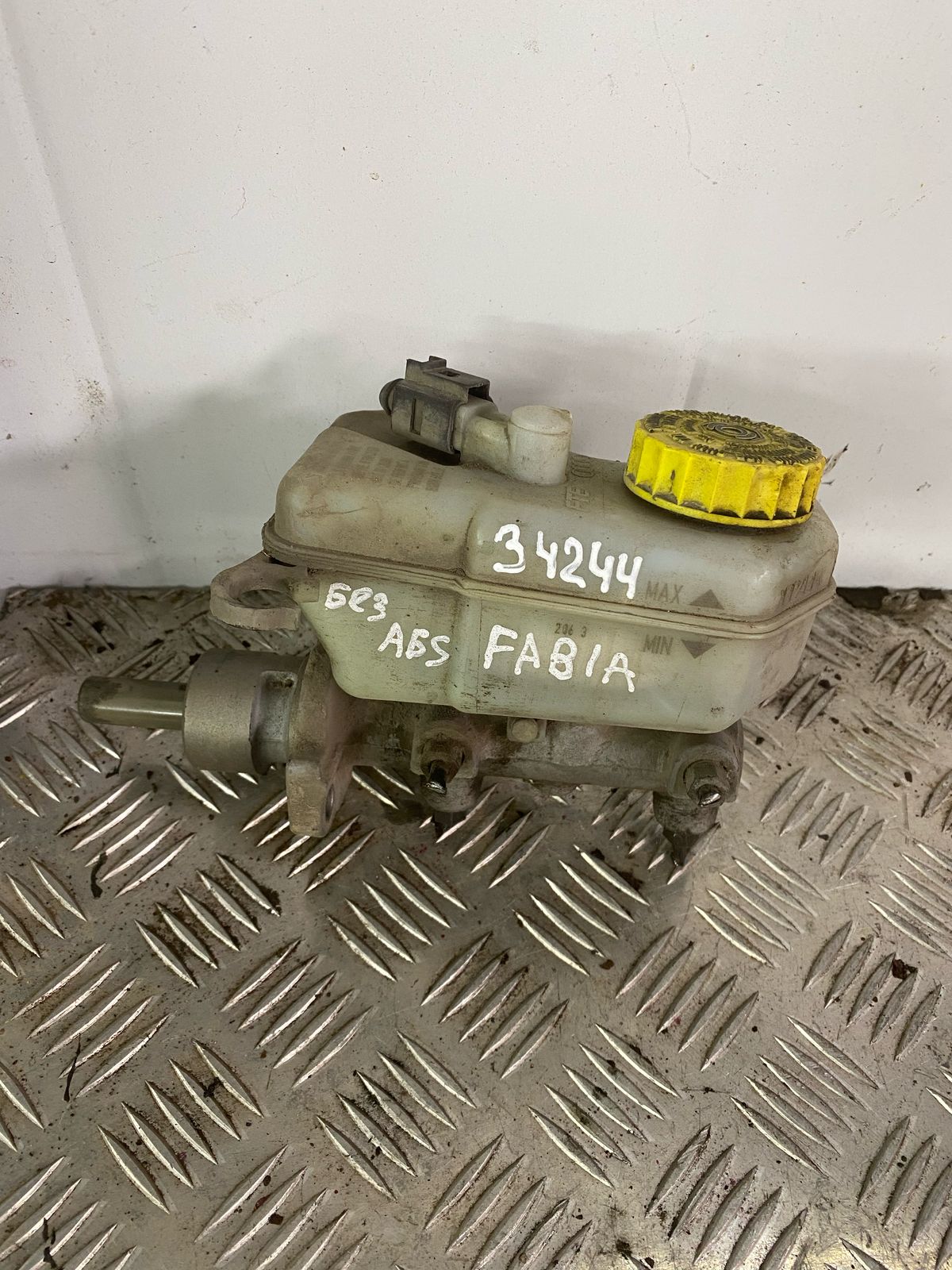 Skoda Fabia 1999-2006 Цилиндр тормозной главный Fabia 1999-2007 / Polo 2001-2009 (6Q0611019N)