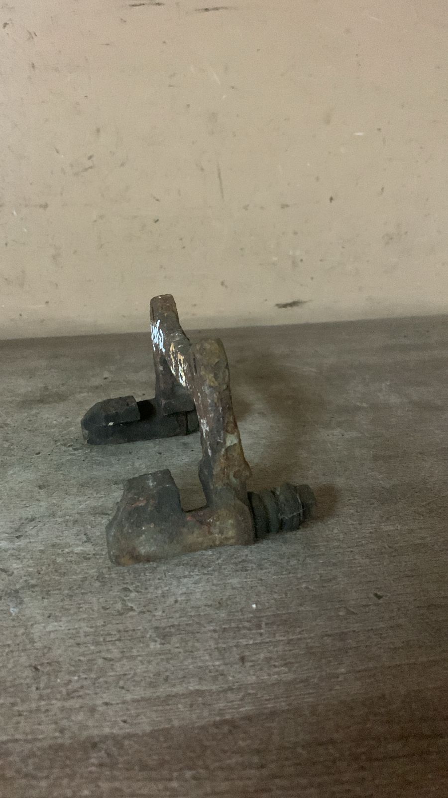 Скоба суппорта заднего для VW Passat [B5] 1996-2000 8E0615425