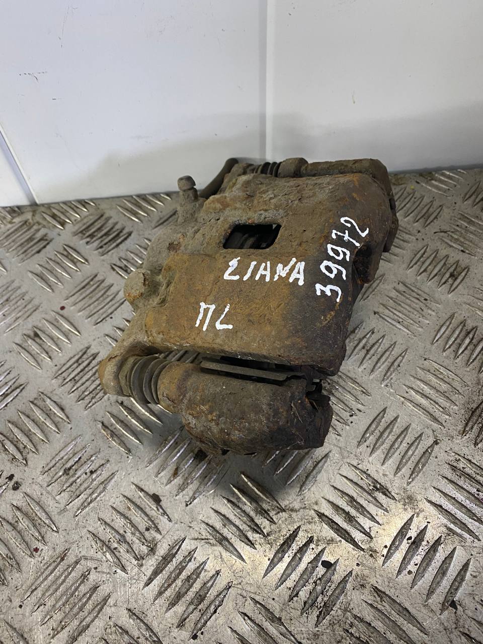 Суппорт передний левый Suzuki Liana 2001-2007 (в сборе)  5510254G50999