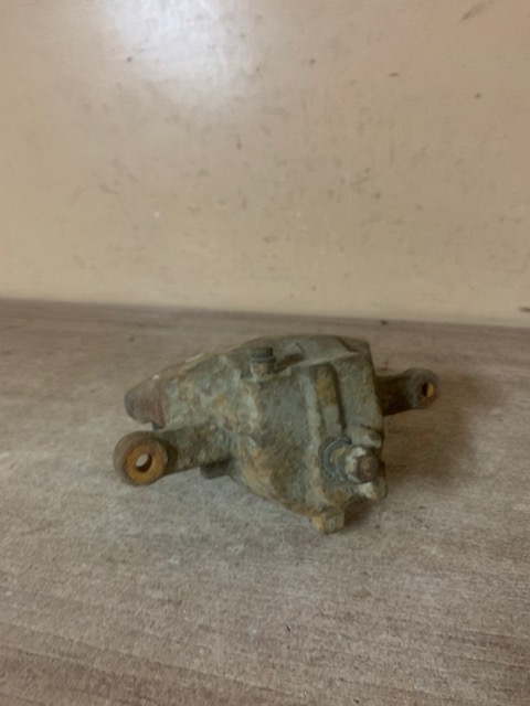 Nissan Almera N16 Суппорт передний левый   Almera N16 2000-2006;Primera WP11E 1998-2001; Primera P11E 1996-2002  410112F522