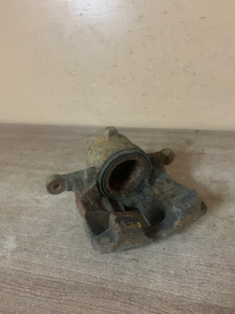 Nissan Almera N16 Суппорт передний левый   Almera N16 2000-2006;Primera WP11E 1998-2001; Primera P11E 1996-2002  410112F522