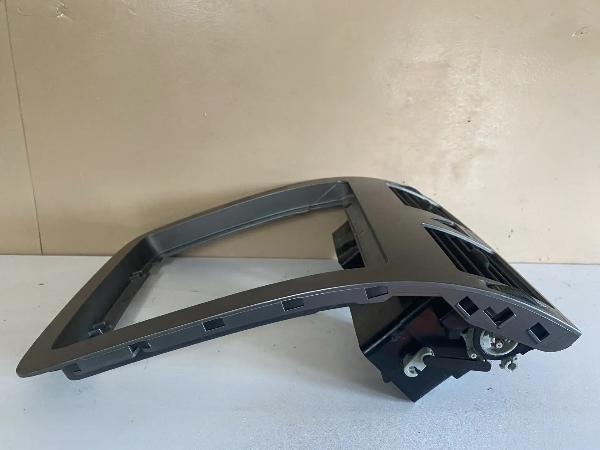 Дефлектор центральный VW Touran 2003-2010 (дефект нижнего крепления) 1T1819728DYSS