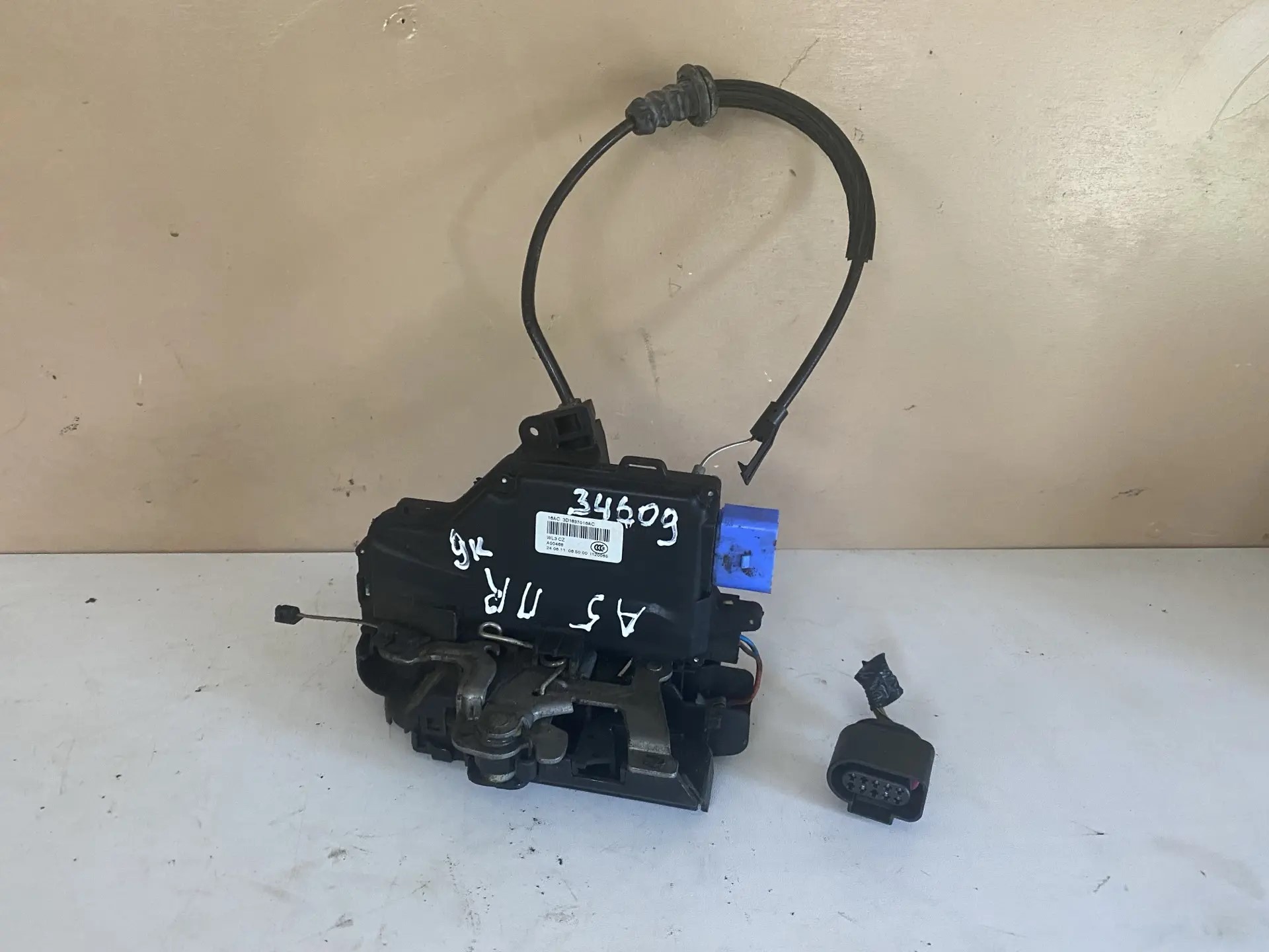 Volkswagen Touareg 2002-2010 Замок двери передней правой Skoda Octavia A5; Golf 5; Touareg 2002-2010; Touran/Caddy 3 (9 контактов) 3D1837016AC