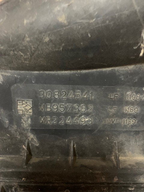 Корпус воздушного фильтра Mitsubishi Space Star Carisma 2001 MR224493 30824541 MB957382